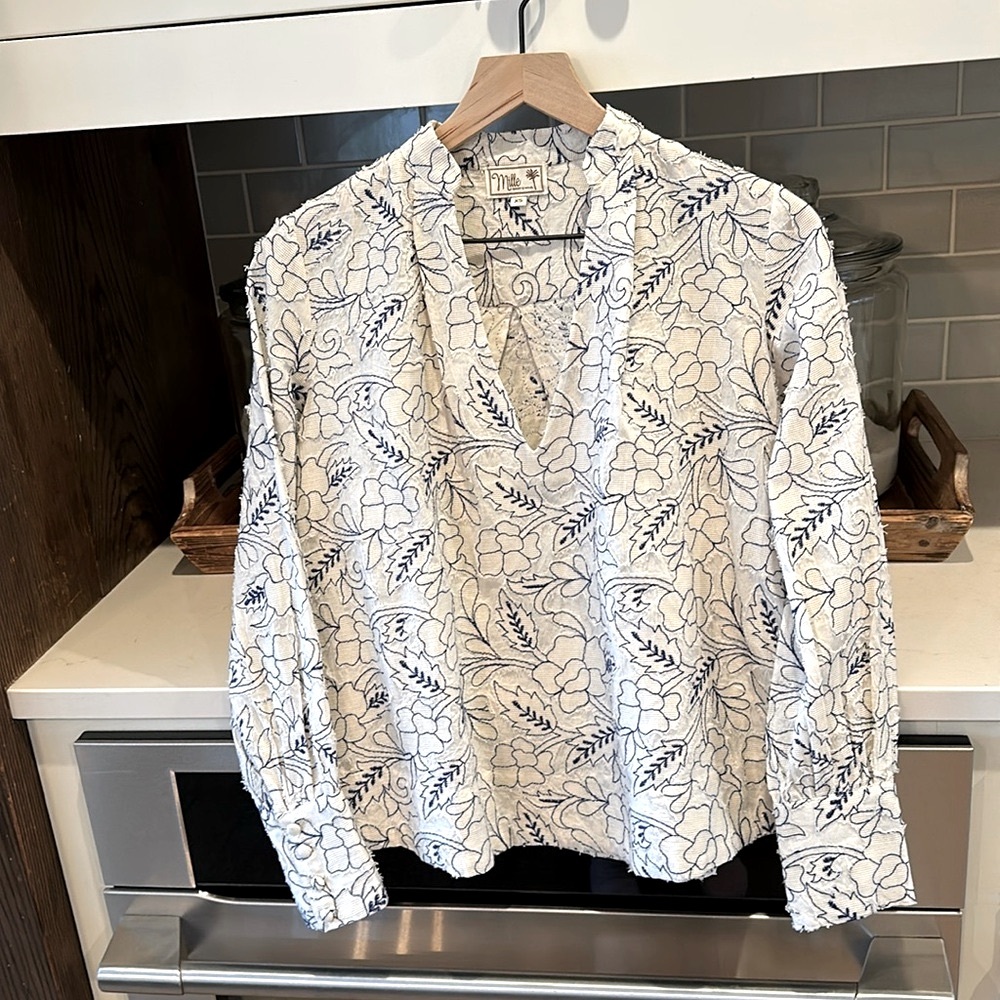 MILLE Resort & Travel Deep V Blouse w/mandarin collar. Ivory/navy. Size XS.